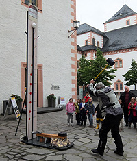 "Hau den Kurfürst"-Spiel im Burghof