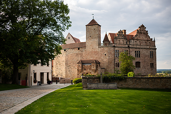 Bild: Blick von der Vorburg zur Cadolzburg