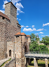 Torbau der Cadolzburg mit Brücke über den Halsgraben Bild: Torbau der Cadolzburg mit Brücke über den Halsgraben