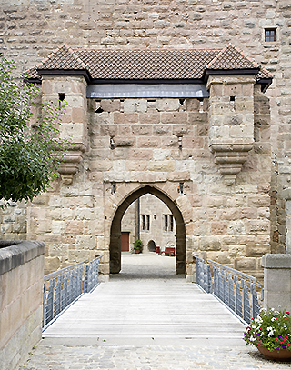 Bild: Hölzerne Brücke zum inneren Burghof