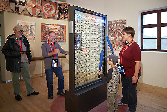 Picture: Familie im Museum