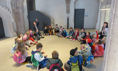 Bild: Die Burgexperten. Grundschulkinder auf Entdeckungsreise in der Cadolzburg