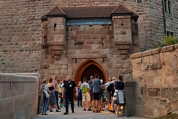 Bild: Menschen vor dem Tor der Cadolzburg